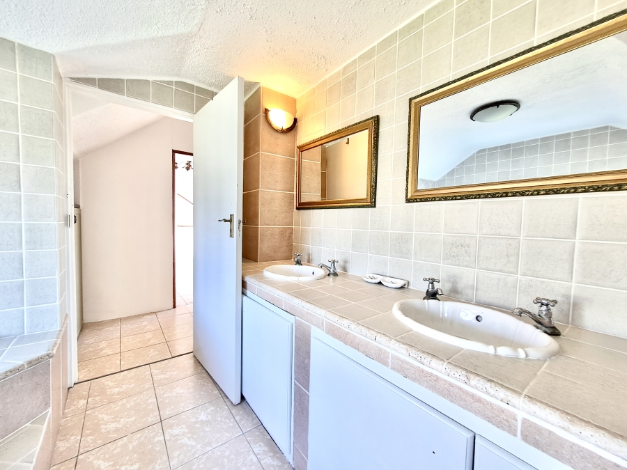 To Let 5 Bedroom Property for Rent in Grotto Bay Western Cape